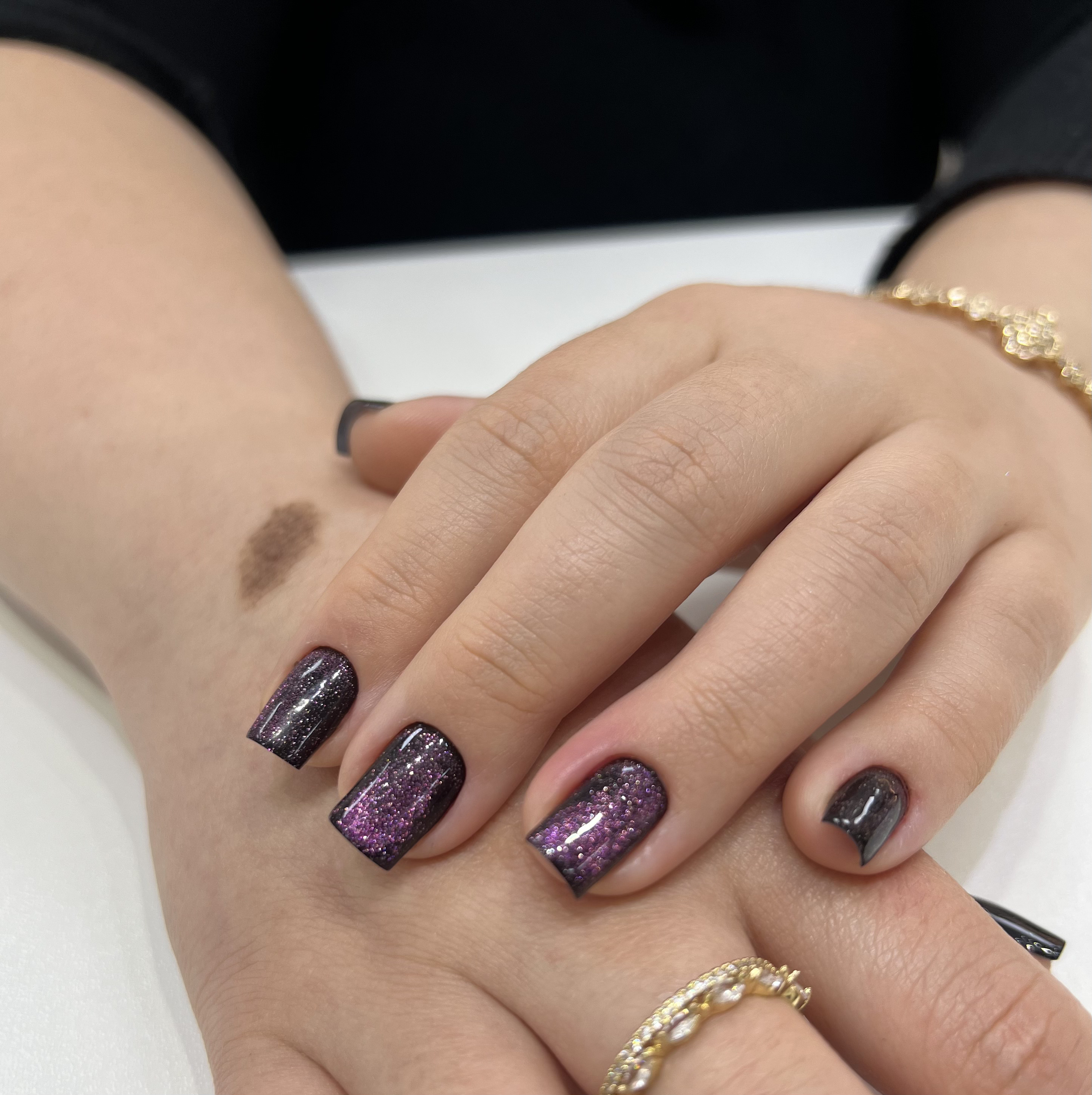Unhas roxas com brilho feitas pela Rebeca