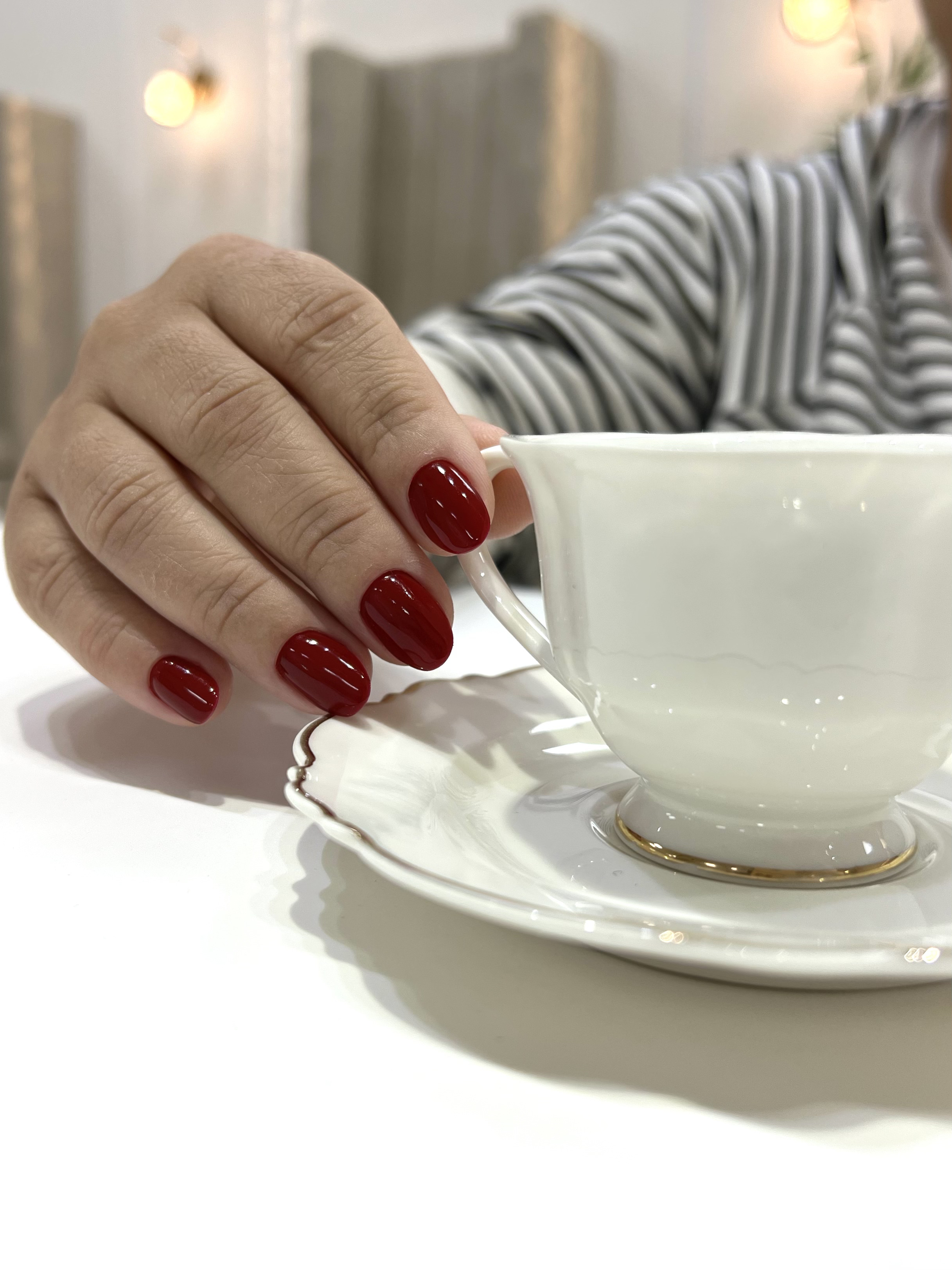 Unhas vermelhas em composição elegante feita pela Rebeca