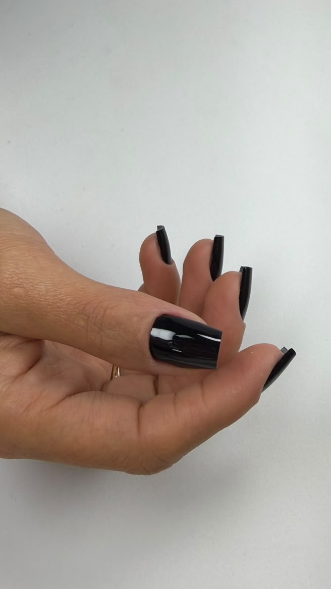 Alongamento preto brilhante feito pela Rebeca